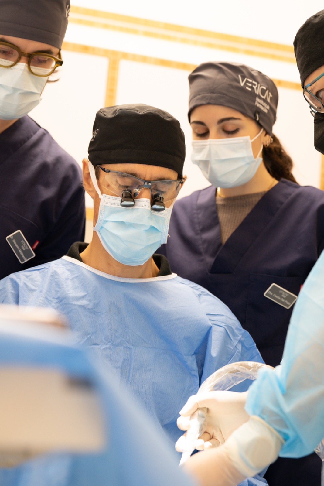 El Dr. Alberto Vericat durante una cirugía de implantes