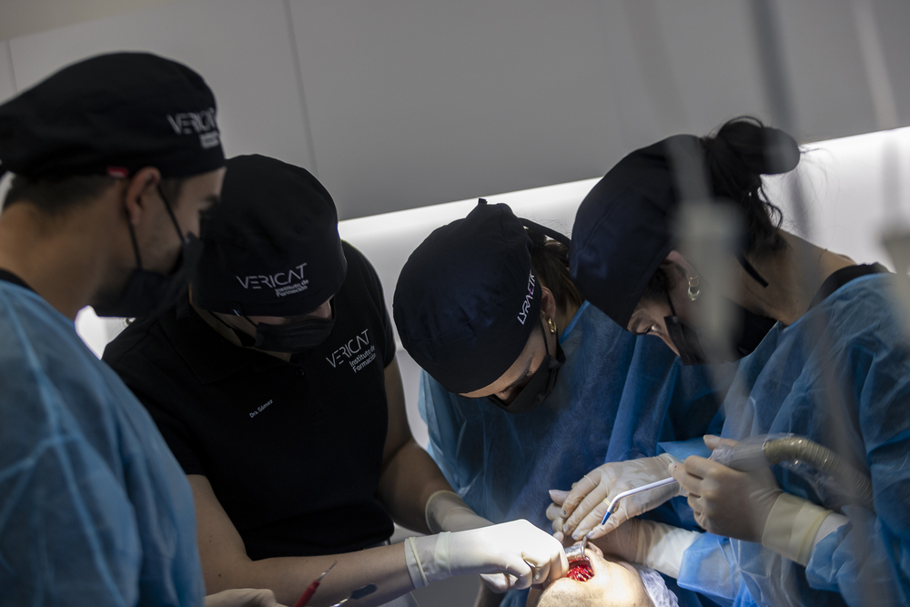 Equipo del Máster de Implantología Vericat en quirófano