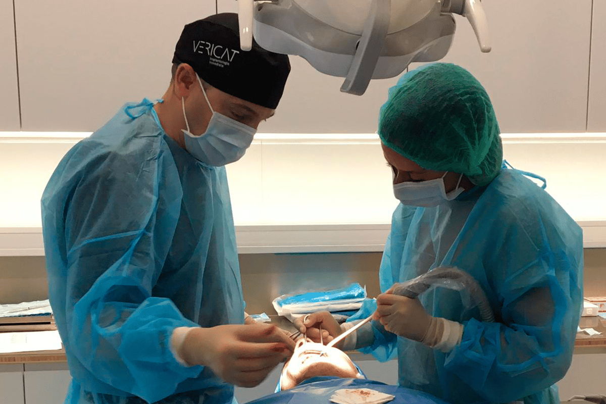 Dr. Antonino cirugía implantes